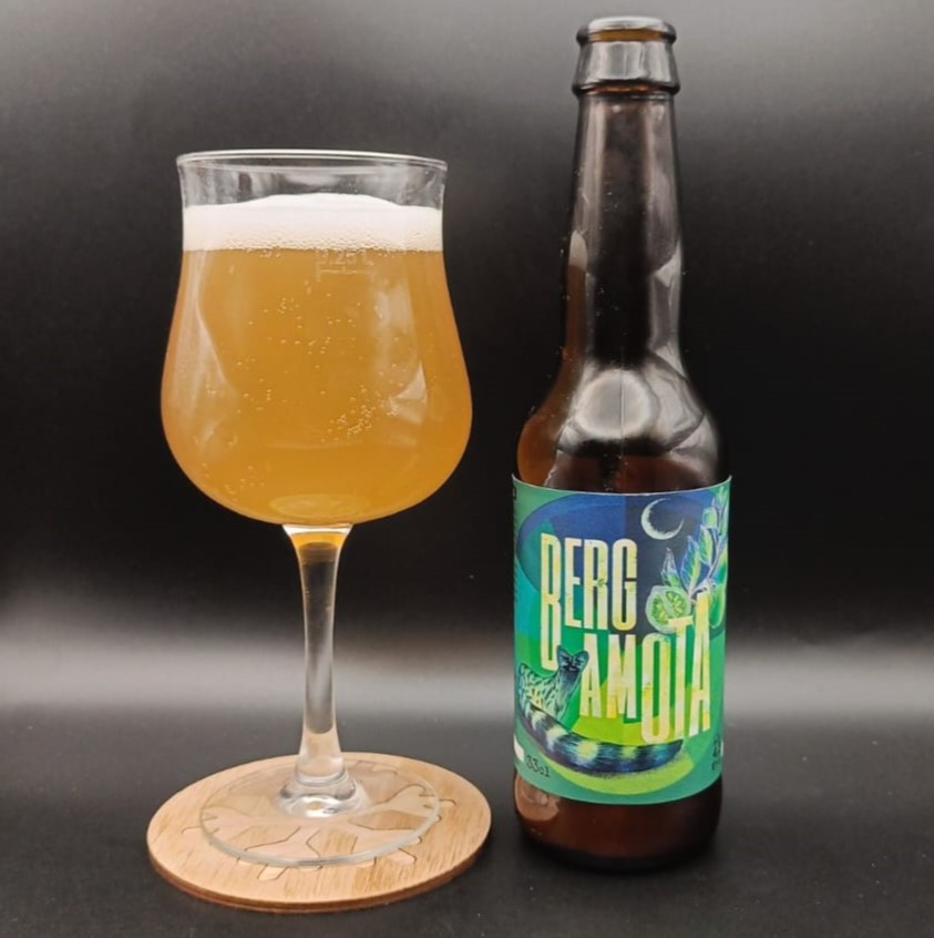 Imagen de la cerveza BERGAMOTA que muestra el producto servido