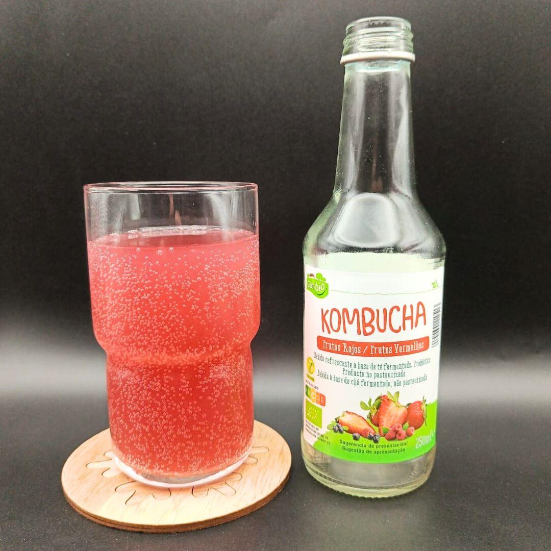 Imagen de la kombucha Frutos Rojos que muestra el producto servido