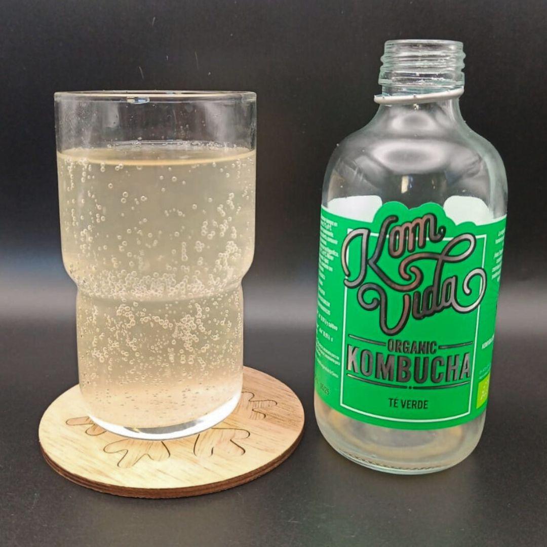 Imagen de la kombucha Greenvida que muestra el producto servido