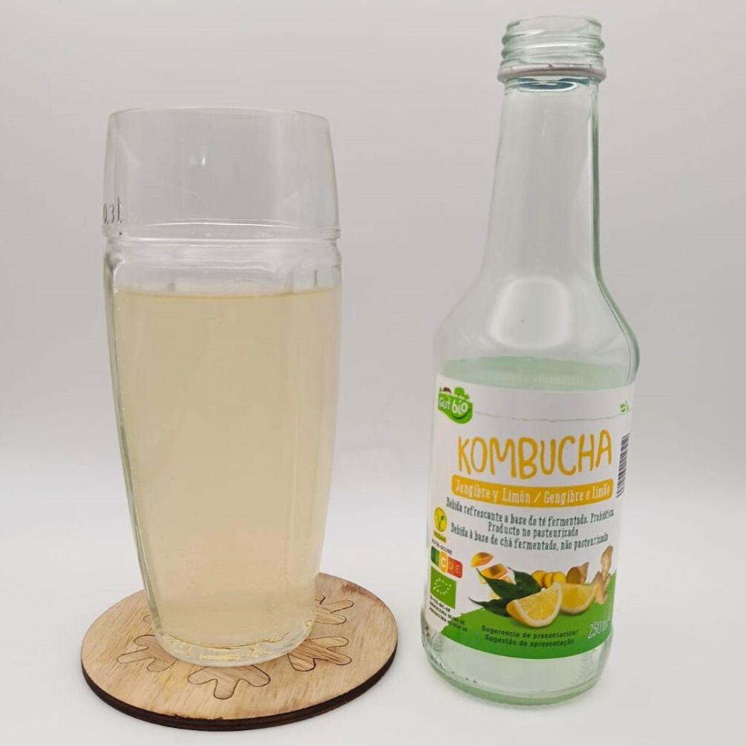 Imagen de la kombucha Jengibre y Limón que muestra el producto servido