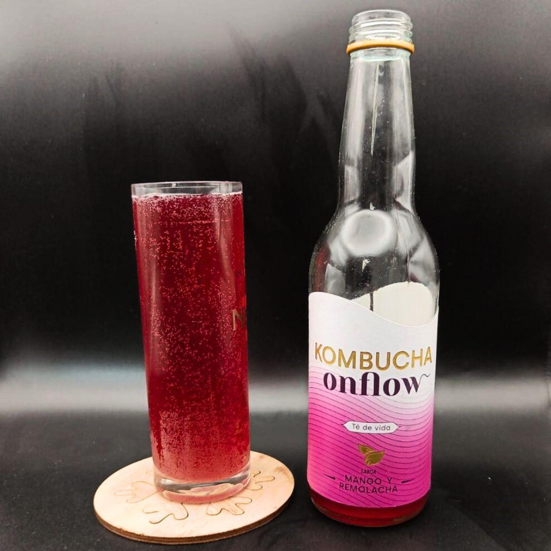 Imagen de la kombucha Remolacha y Mango que muestra el producto servido