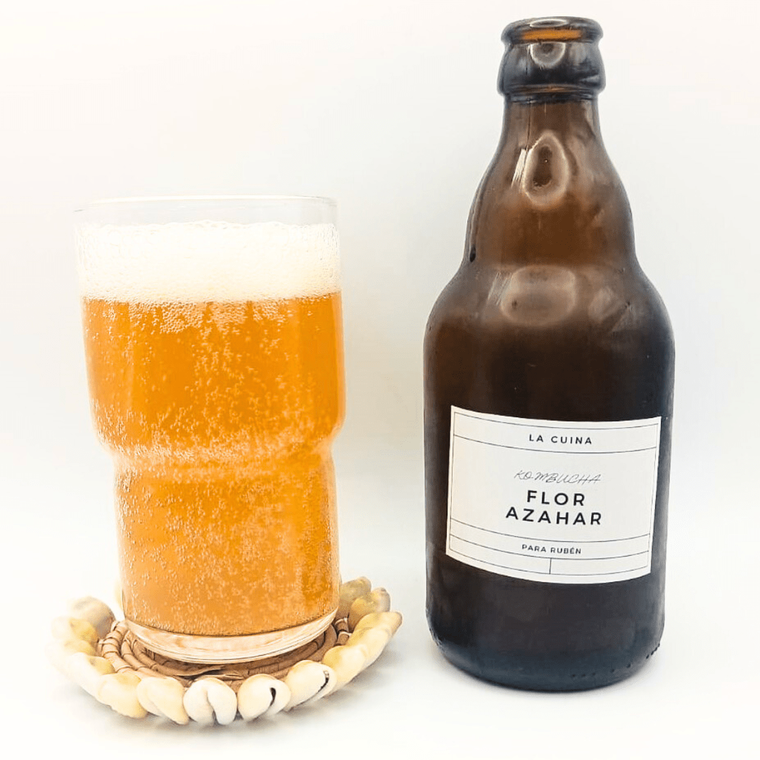 Imagen de la kombucha de Flor de Azahar que muestra el producto servido