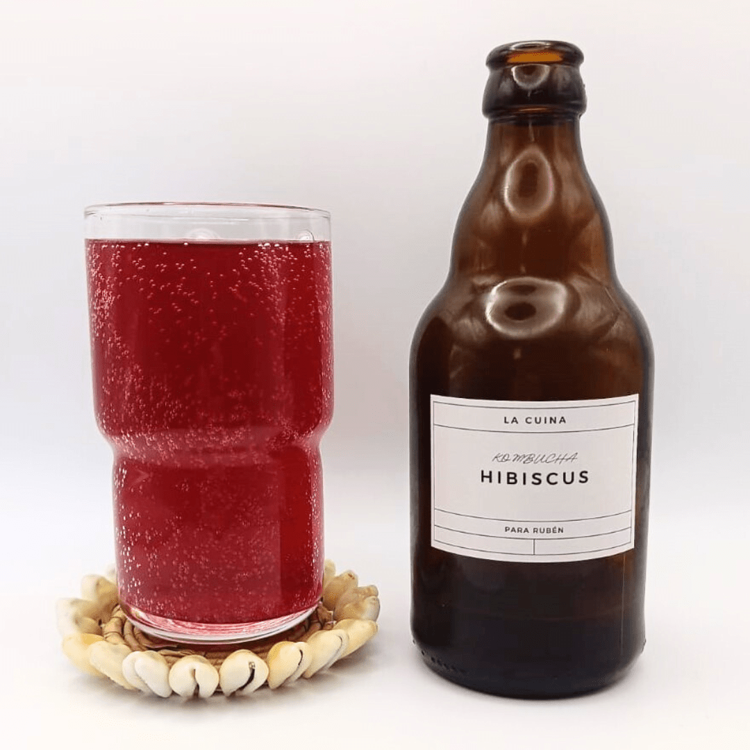 Imagen de la kombucha de Hibiscus que muestra el producto servido