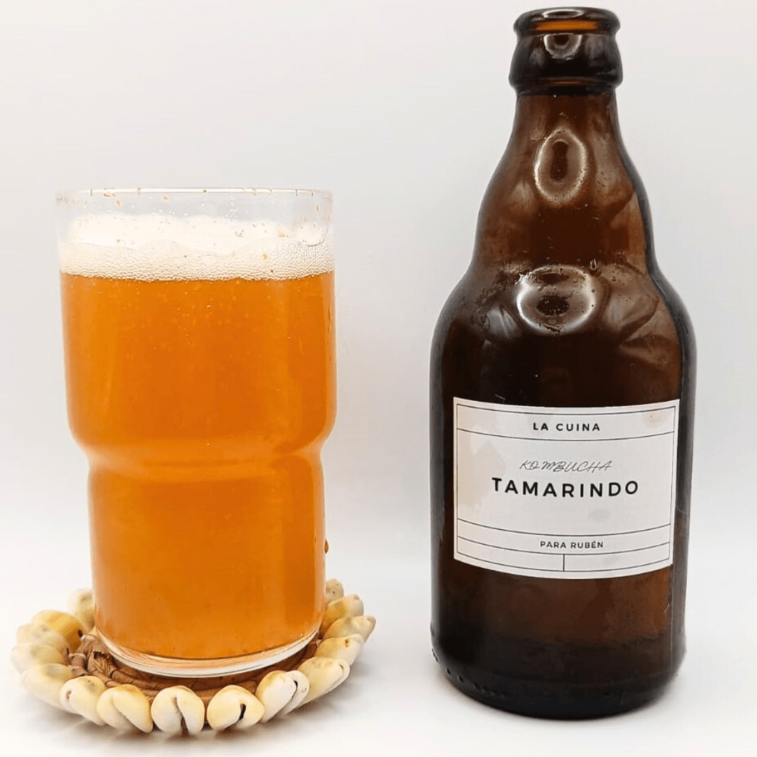 Imagen de la kombucha de Tamarindo que muestra el producto servido