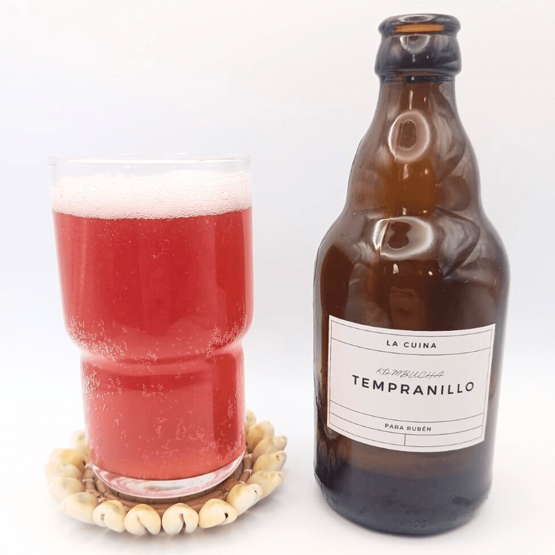 Imagen de la kombucha de Tempranillo que muestra el producto servido