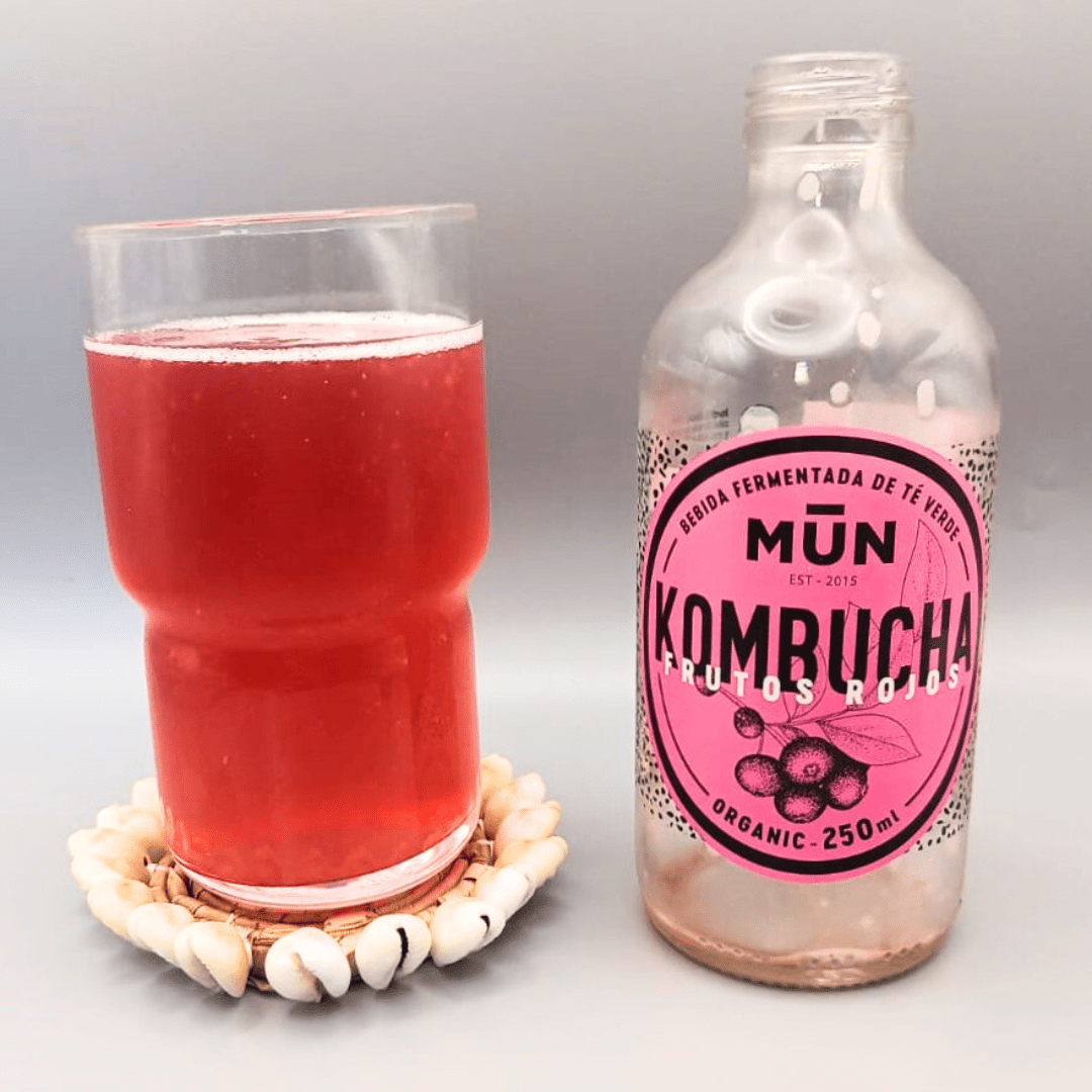 Imagen de la kombucha de Frutos Rojos que muestra el producto servido
